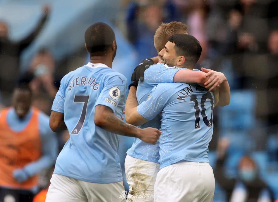 阿圭罗高高跃起头球破门的瞬间，身体在空中舒展成一道完美的弓形，背景是那片他深爱了十年的曼彻斯特天空和目瞪口呆的对手。