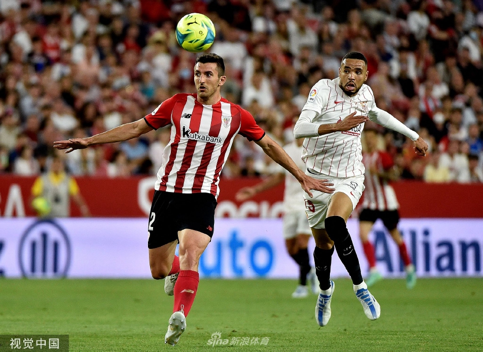 塞维利亚全队在比赛结束后肩并肩走向主场球迷看台，挥手致意感谢一个赛季的支持