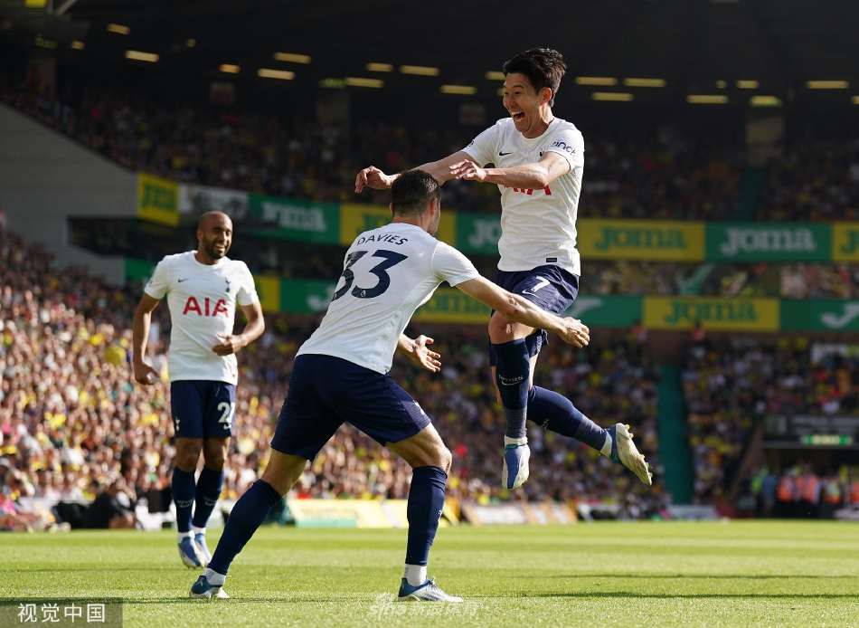 孙兴慜手捧英超金靴奖杯与比赛用球，脸上洋溢着无比灿烂和自豪的笑容