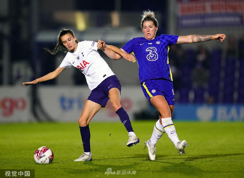 切尔西进球后全队簇拥在一起激情庆祝，笑脸与拥抱洋溢着团队胜利的无尽喜悦与凝聚力。