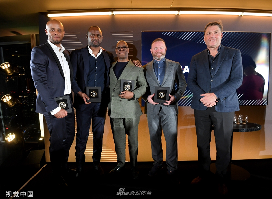 曼联与阿森纳的双雄代表鲁尼与维埃拉并肩而立，昔日的激烈竞争化为此刻的相视一笑