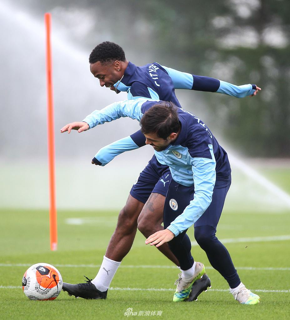 一名球员在对抗训练中展现出色的盘带技术