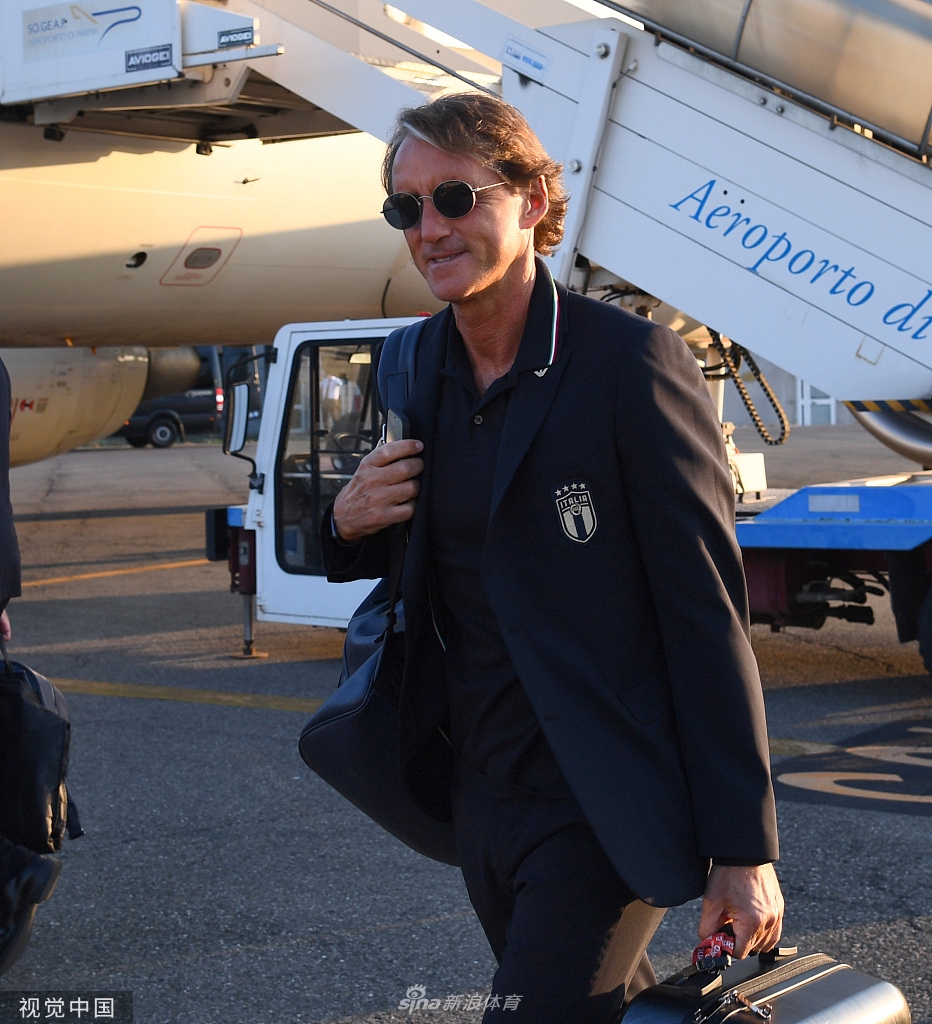 若日尼奥在训练间隙单手叉腰，眼神中闪烁着冠军中场的狡黠与坚定，他即将在中场线路上演与瑞士军刀的精确制导博弈