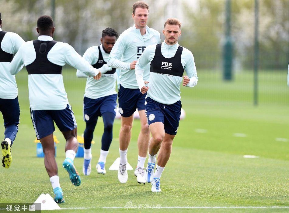 两名球员在对抗中跃起争顶头球，展现出惊人的弹跳力与专注的竞争眼神。