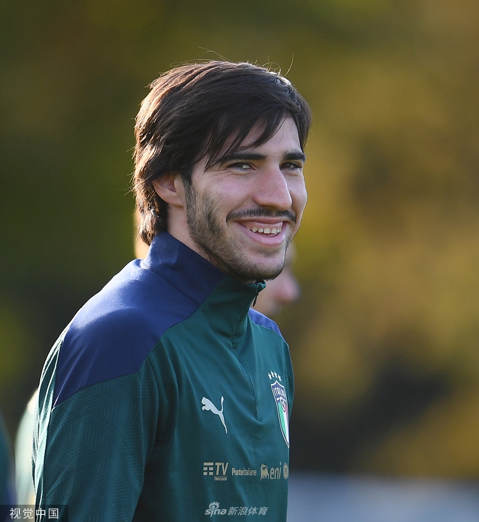 费德里科·基耶萨在边路加速突破，他的身影在训练场上拉出一道残影。今夏他便是蓝衣军团最锋利的尖刀之一，此刻在训练中，他依然不知疲倦地反复冲刺，试图在关键战前将身体状态调整到最佳，准备随时刺穿对手的防线。