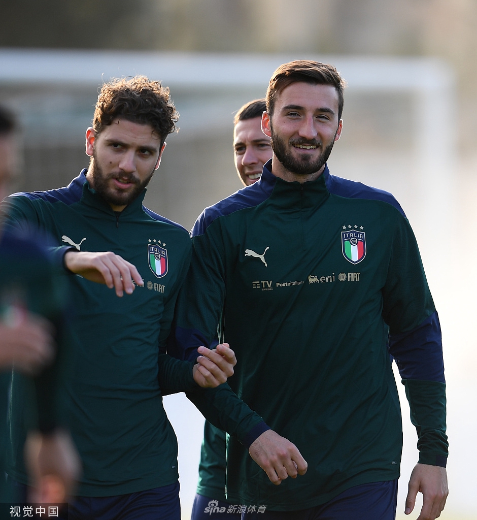 中场核心若日尼奥在抢圈游戏中展现着他标志性的“优雅”，他轻巧地一拉一拨，便将球从队友的逼抢下摘出，整个动作行云流水。尽管背负着罚失点球的压力，但在训练中的他依然充满自信，用娴熟的技术梳理着球队的攻防节奏。