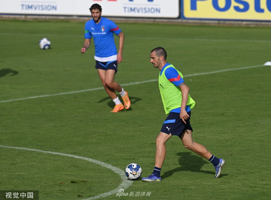 主教练曼奇尼手持战术板，正在场边向核心球员面授机宜，眼神锐利，充满了对胜利的谋划与期待。