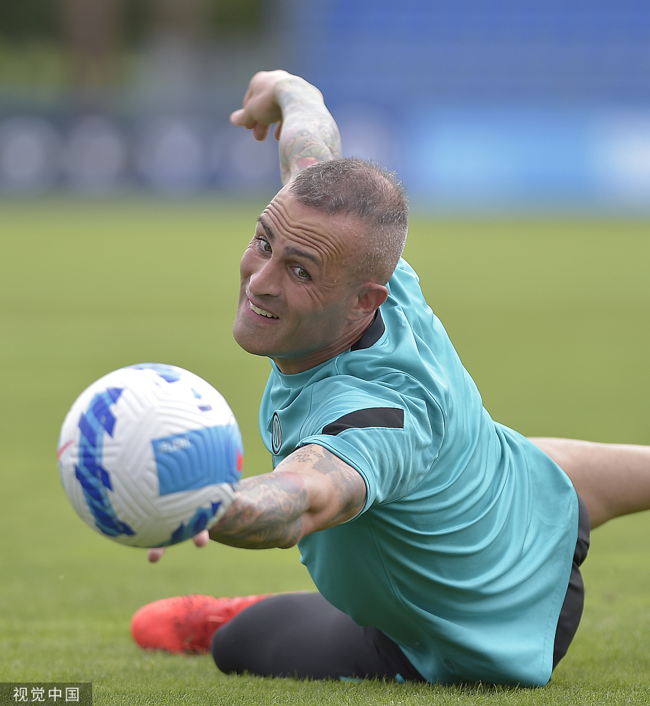 队长汉达诺维奇在门前上演极限扑救，他那双有力的手掌仿佛能封挡住一切来球，这位经验丰富的门神依旧是球队最可靠的最后一道防线。