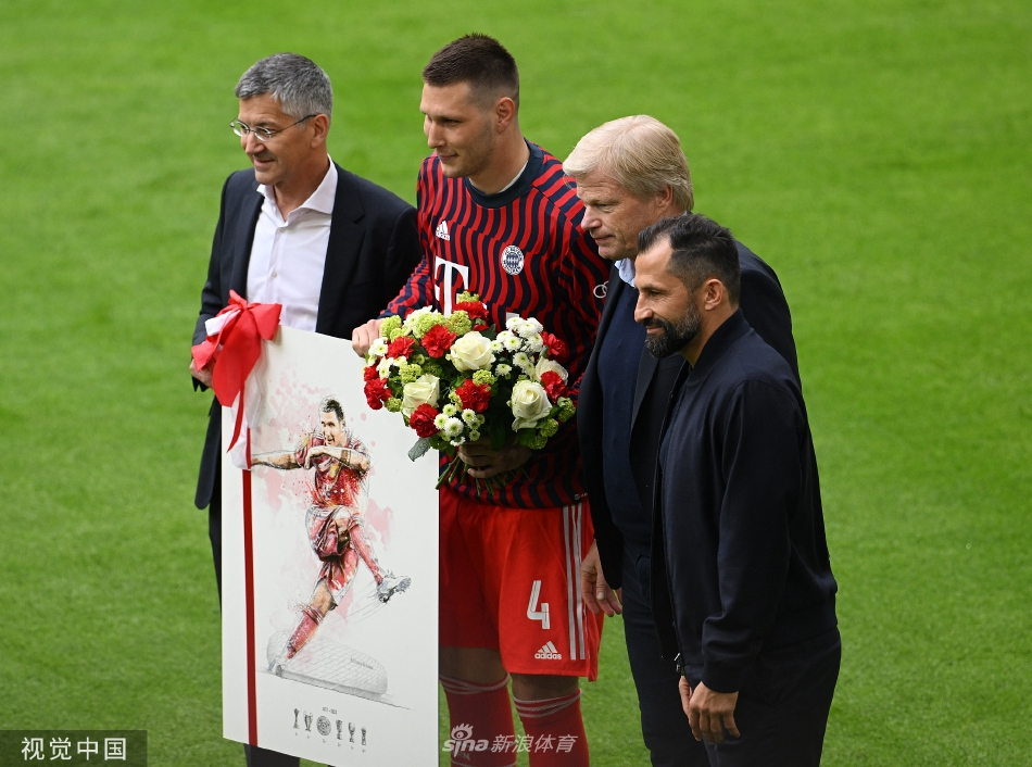 队长诺伊尔在聚勒身旁高高举起银光闪闪的德甲冠军奖盘，全场沸腾