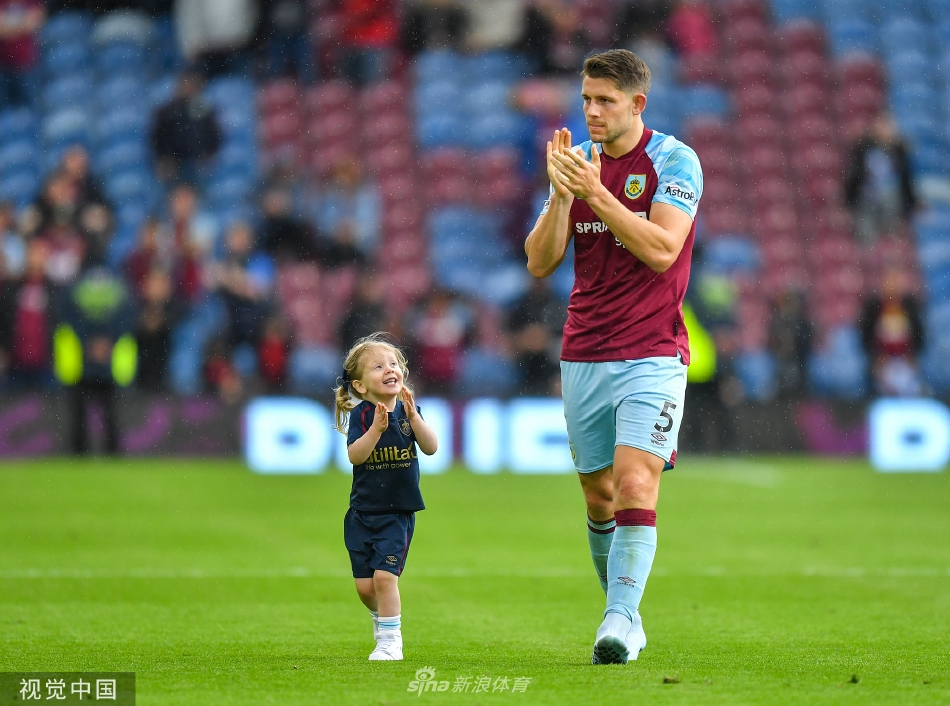 终场哨响，伯恩利队长本·米瘫坐在草皮上，双手掩面，难以接受降级的残酷现实，身旁是欢呼庆祝的纽卡斯尔球员。