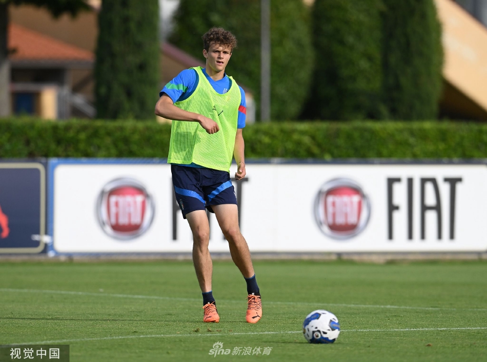 球员们进行高强度的折返跑训练，汗水在阳光下闪耀，肌肉线条分明，展现着顶级运动员的体能储备。