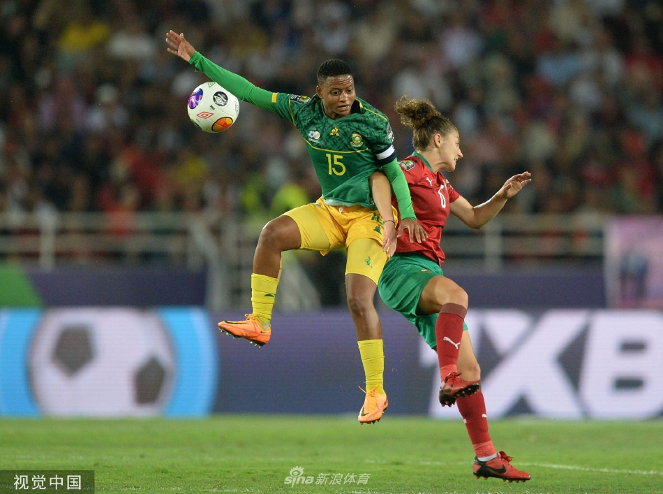 颁奖台上，南非姑娘们依次低头接受冠军奖牌，她们脸上洋溢着纯真而自豪的笑容，眼中闪烁着梦想成真的光芒。