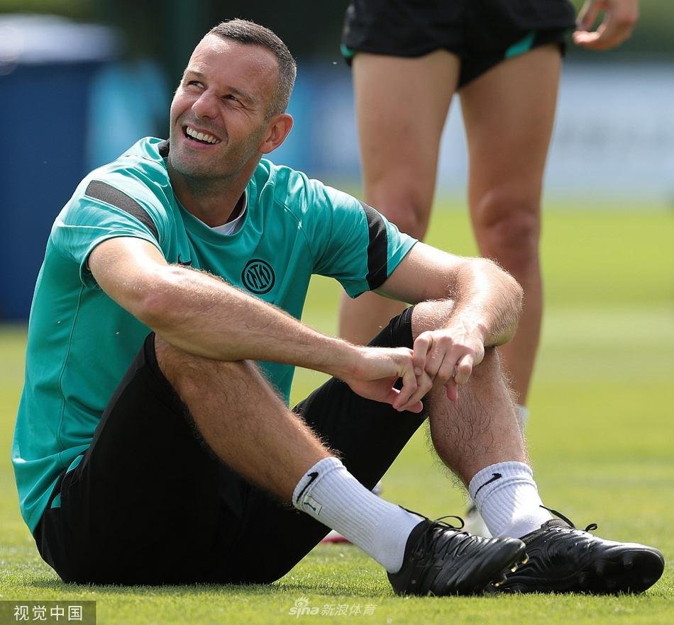 布罗佐维奇在抢圈游戏中展现出中场节拍器的从容，他轻巧的触球与灵动的转身，仿佛在为新赛季的攻防转换谱写旋律