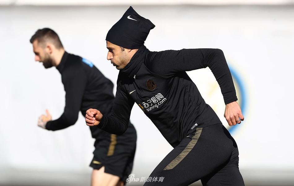 中后场球员正在进行传接球练习，皮球在草皮上快速而精准地滚动，如同精密仪器的齿轮咬合，构筑起蓝黑军团攻防转换的坚实枢纽。