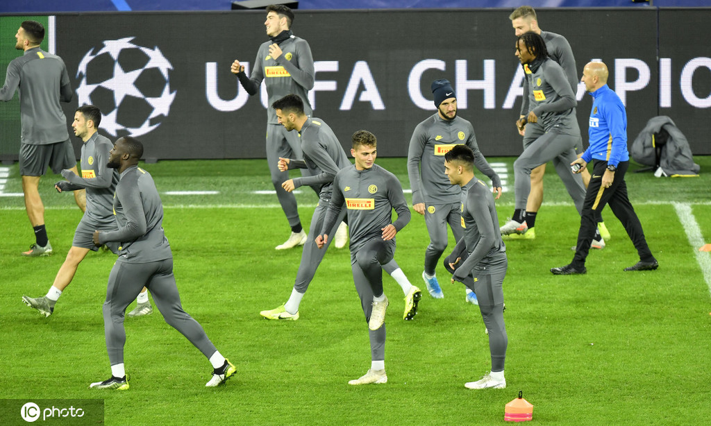 劳塔罗·马丁内斯在射门训练中高高跃起，身体舒展得像一张拉满的弓，他专注地盯着来球，即将完成一次势大力沉的攻门。