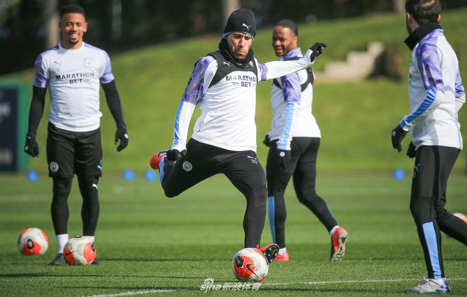 夕阳为训练场披上金色外衣，工作人员开始整理训练器材，而瓜迪奥拉仍在场边与教练组讨论着战术板上的细节，为周末的恶战做最后的推演。