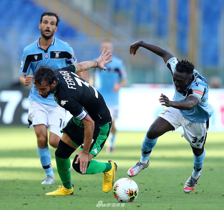 绝杀功臣卡普托被兴奋的队友们团团围住，他被压在草皮最底层，只露出一只高举的手臂，仿佛在向世界宣告这场不可思议的胜利