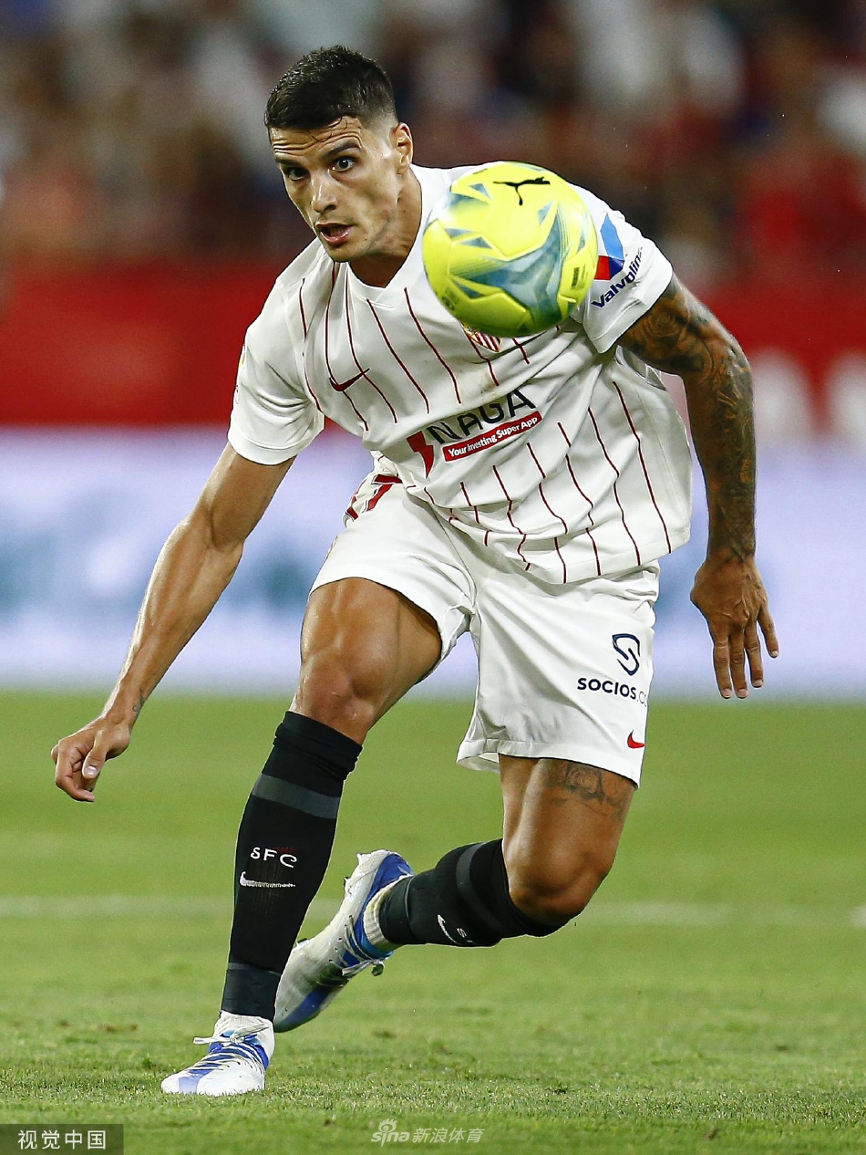 进球功臣拉法米尔在赛后与队友相拥，脸上洋溢着如释重负的灿烂笑容