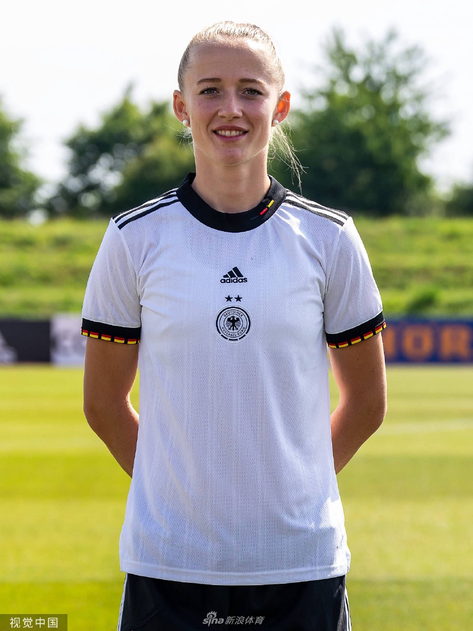 球队队长与队友勾肩搭背，展现亲昵互动，在严肃的备战氛围中，这一刻的温情与团结成为了团队凝聚力最生动的注脚。