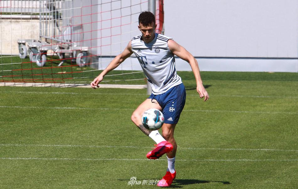 博阿滕在训练中从背后紧跟着队友，尽管没有发生身体接触，但那股寸步不离的防守压迫感几乎要溢出屏幕，这正是拜仁后防“大佬”在无声中传递出的威慑力。