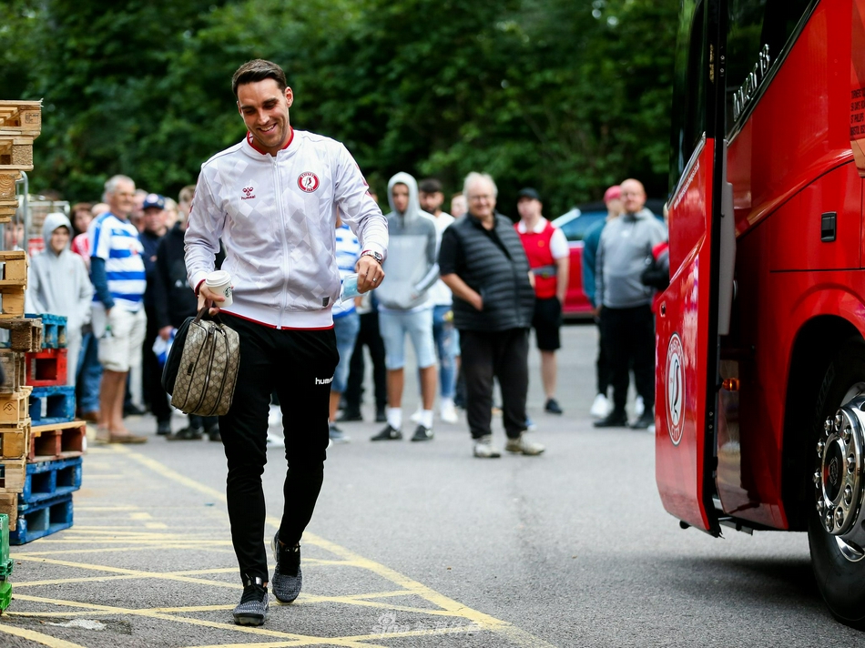 雷丁队长利亚姆·摩尔在混战中为球队打入一球，他激动地挥舞着双臂庆祝，面部表情因嘶吼而略显狰狞，完美诠释了进球的喜悦和对胜利的渴望