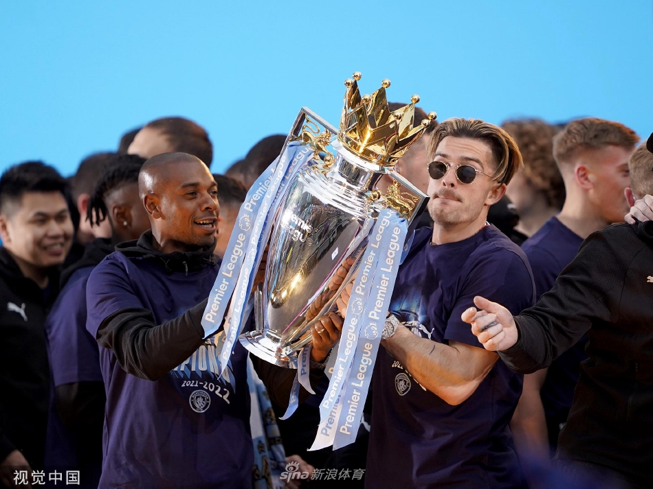 全景俯瞰，曼彻斯特主街道完全被蓝色的海洋淹没，游行巴士像一艘凯旋的航船，在澎湃的人潮中破浪前行。