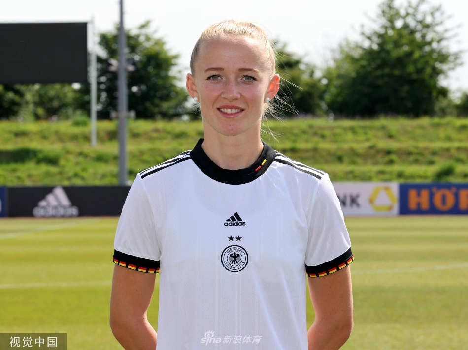 三位核心队员围坐一起，笑容灿烂，她们手指轻触足球，彼此间眼神交流充满默契与信任，展现了团队牢不可破的纽带。