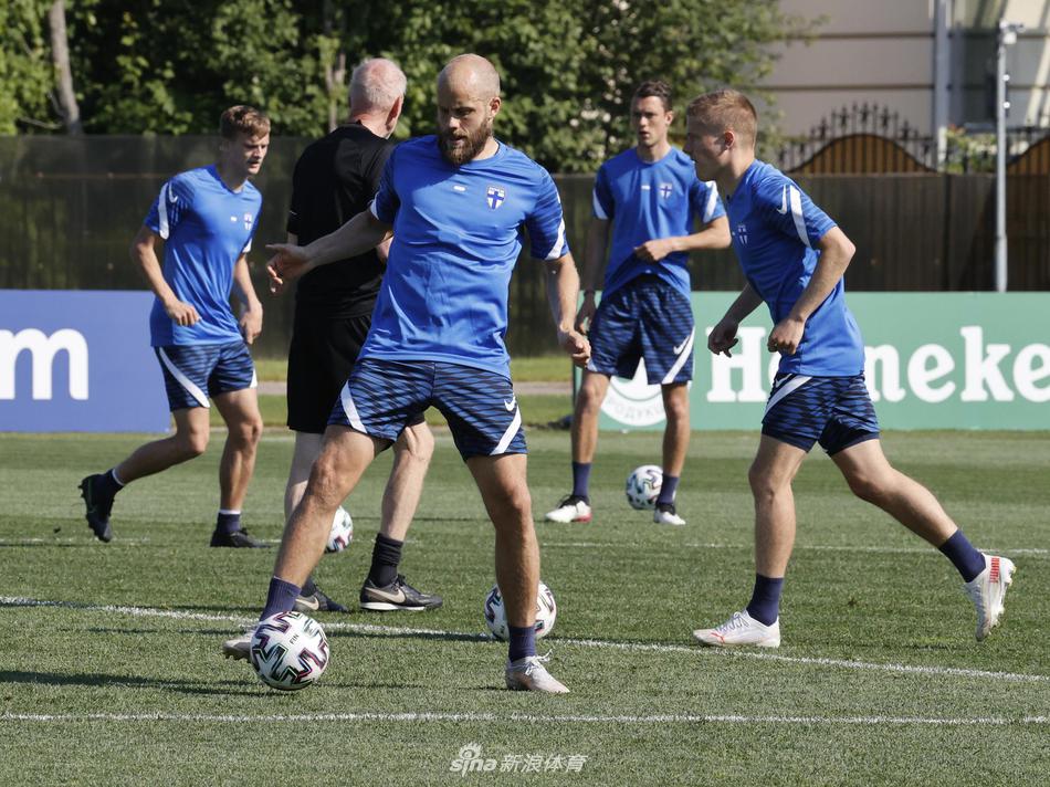 芬兰门将赫拉德茨基在训练中高高跃起，双手稳稳摘下空中球，他坚毅的眼神仿佛在告诉对手，芬兰队的防线由他镇守。