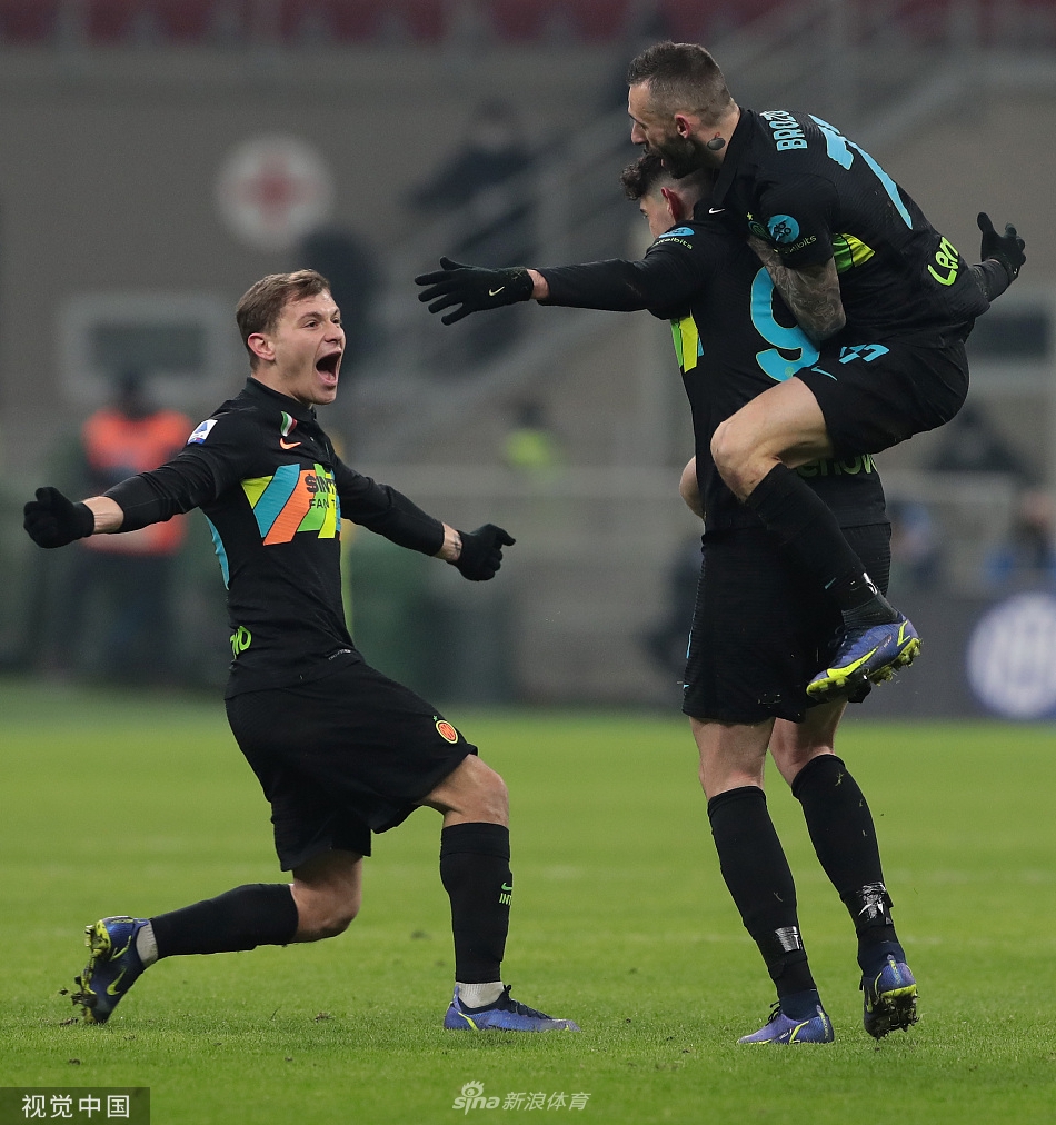 国际米兰后卫巴斯托尼在进球后张开双臂，于梅阿查球场的璀璨灯光下尽情奔跑庆祝。