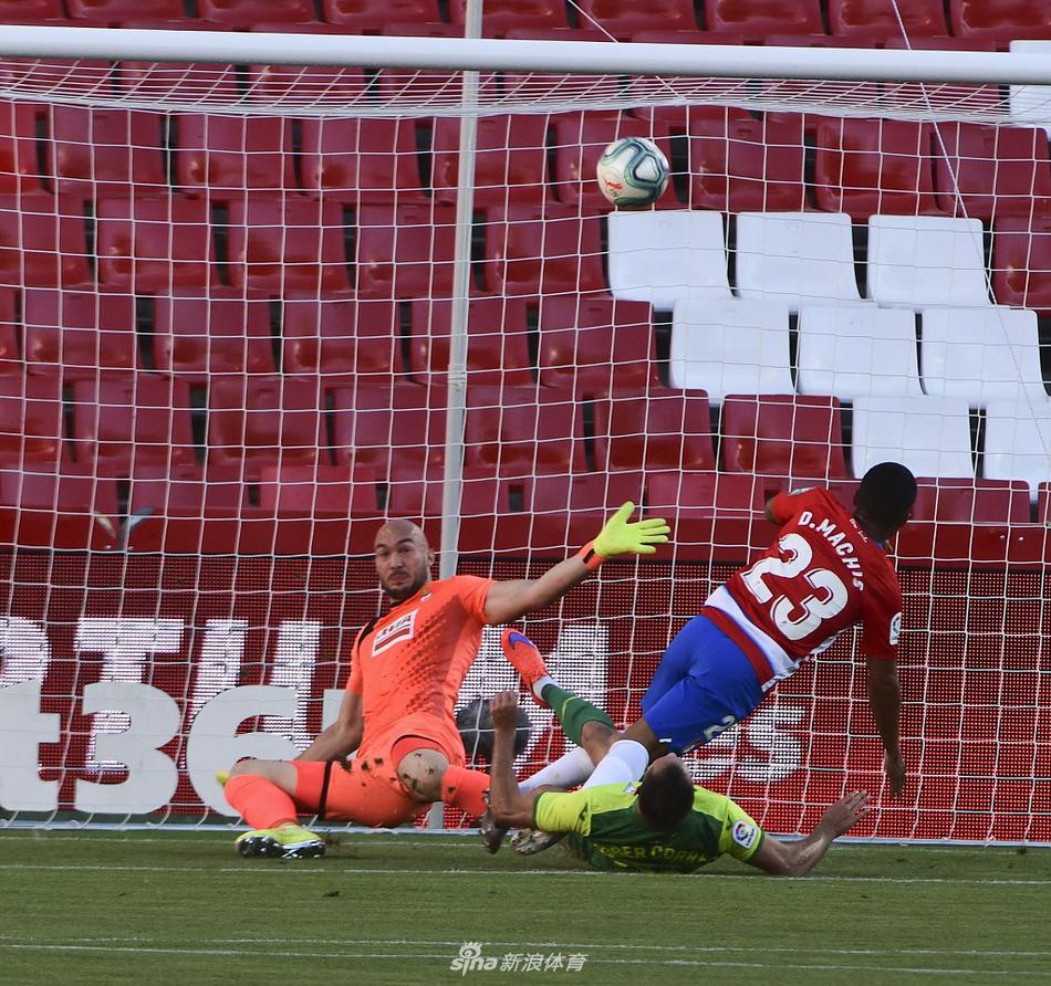 德布拉西斯挑射破门瞬间，皮球越过门将指尖，双方球员在禁区内的姿态如同定格动画，充满张力。