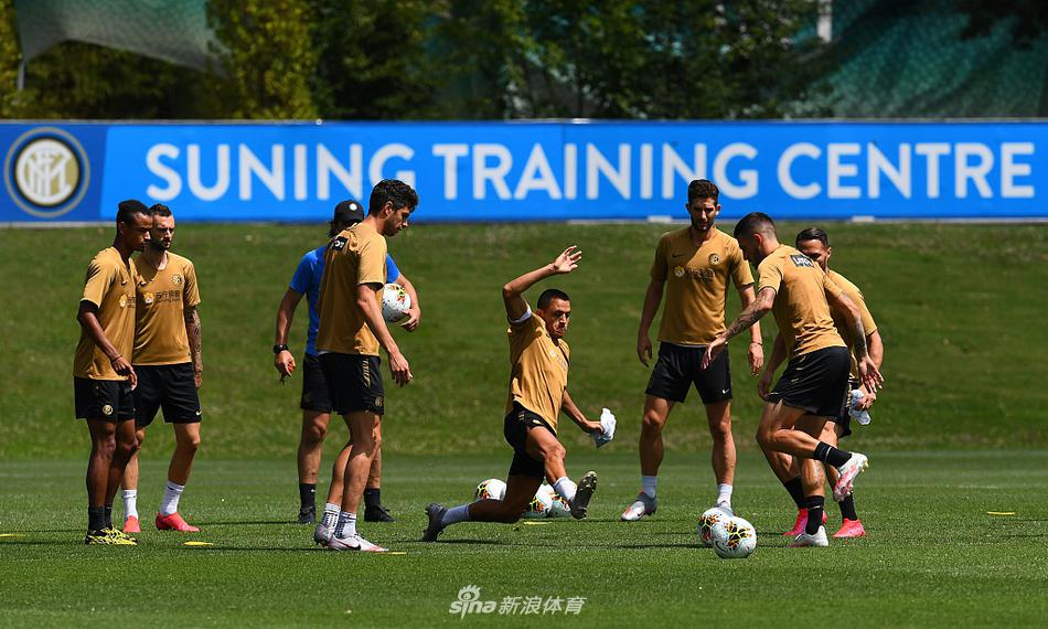 训练场上，队长汉达诺维奇侧身扑救，指尖几乎触碰到飞来的皮球，他坚毅的背影与身后队友准备补射的姿态，构成一幅充满张力的防守瞬间画卷。