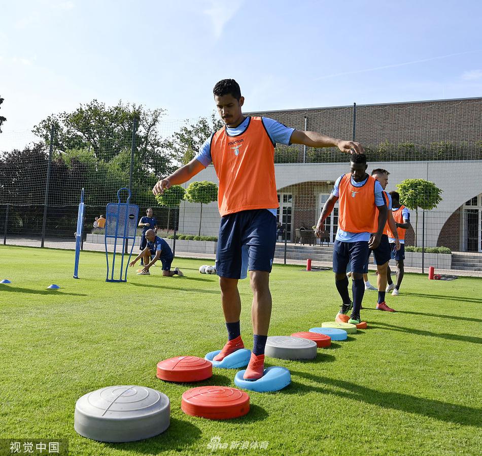 训练场上，阿切尔比在后场送出一记精准长传，皮球划出弧线，直接找到前插的队友，瞬间撕裂了对方的防守阵型。