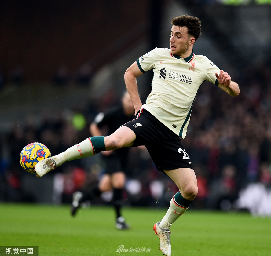 萨拉赫与马内场边击掌交接，两位非洲足球先生将国家队恩怨置于脑后，齐心为俱乐部奋战