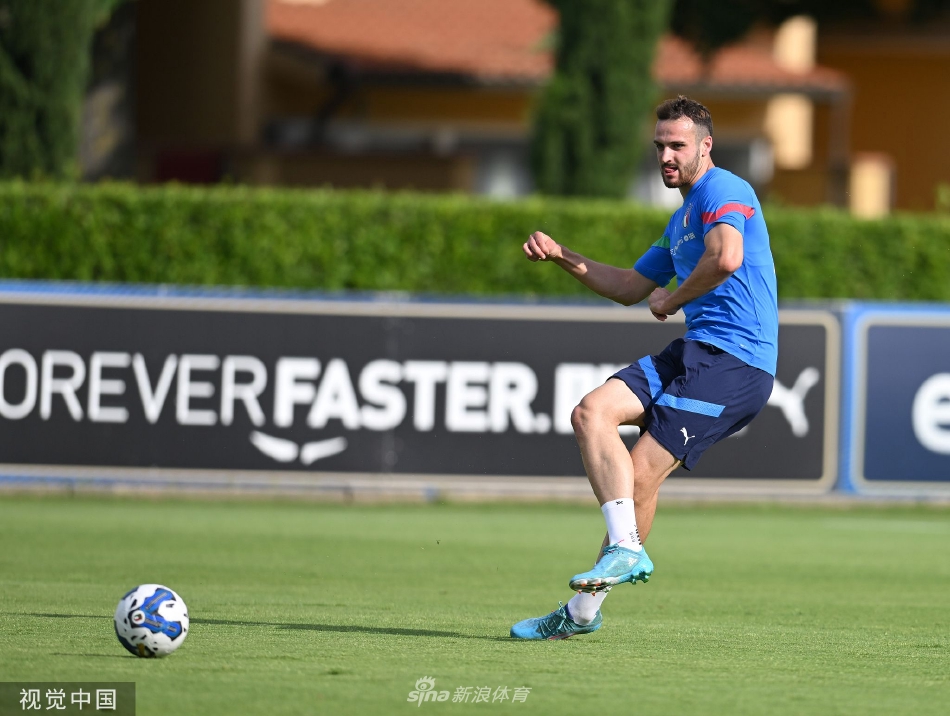 守门员吉安路易吉·多纳鲁马飞身侧扑，做出一次精彩扑救，身体舒展至极。