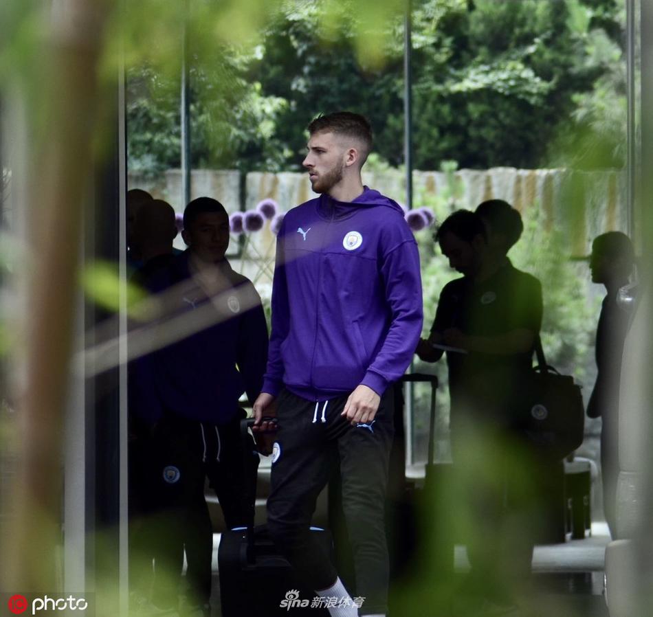 头球争顶瞬间被定格，曼城球员腾空而起如雄鹰展翅，在南京的夜色中划出属于英超冠军的力量弧线。