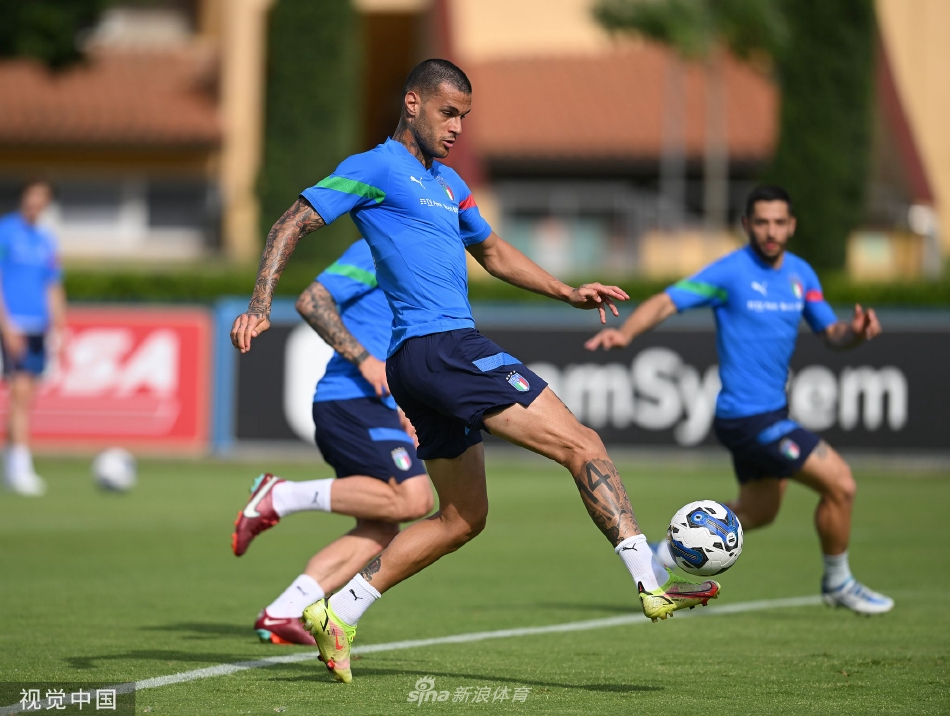 训练结束后，球员们进行放松调整，三三两两走向场边，气氛轻松中带着笃定。