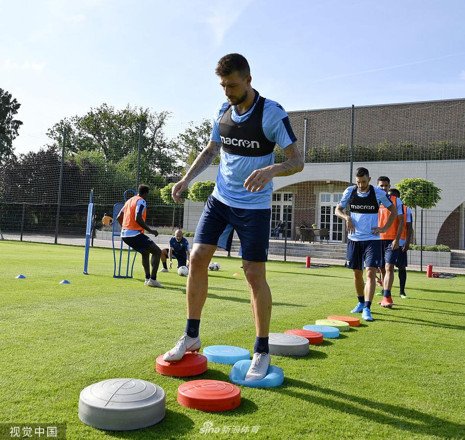 战术板上线条交错，米林科维奇与队友认真聆听着教练的部署，他们即将在训练赛中演练新的前场组合拳。