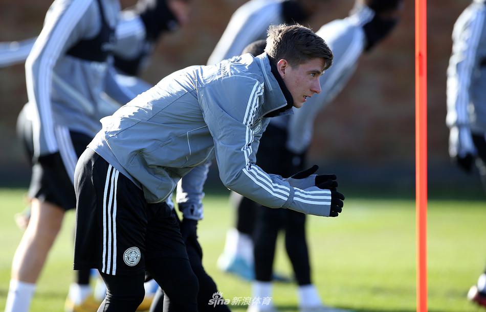 莱斯特城主帅布伦丹·罗杰斯在新闻发布会上神色专注，目光坚定地看向远方，背景是俱乐部队徽，透露出对下半赛季的雄心与决心。