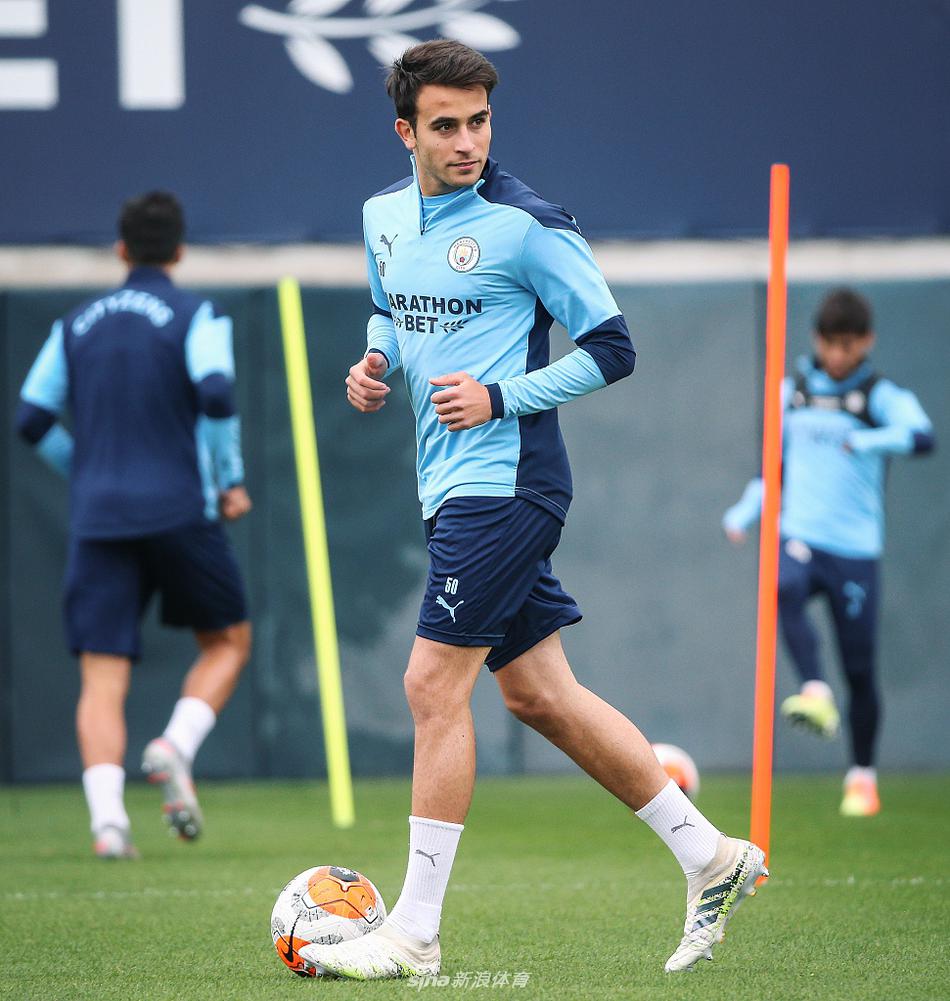 防守球员在训练中专注地进行拦截和抢断