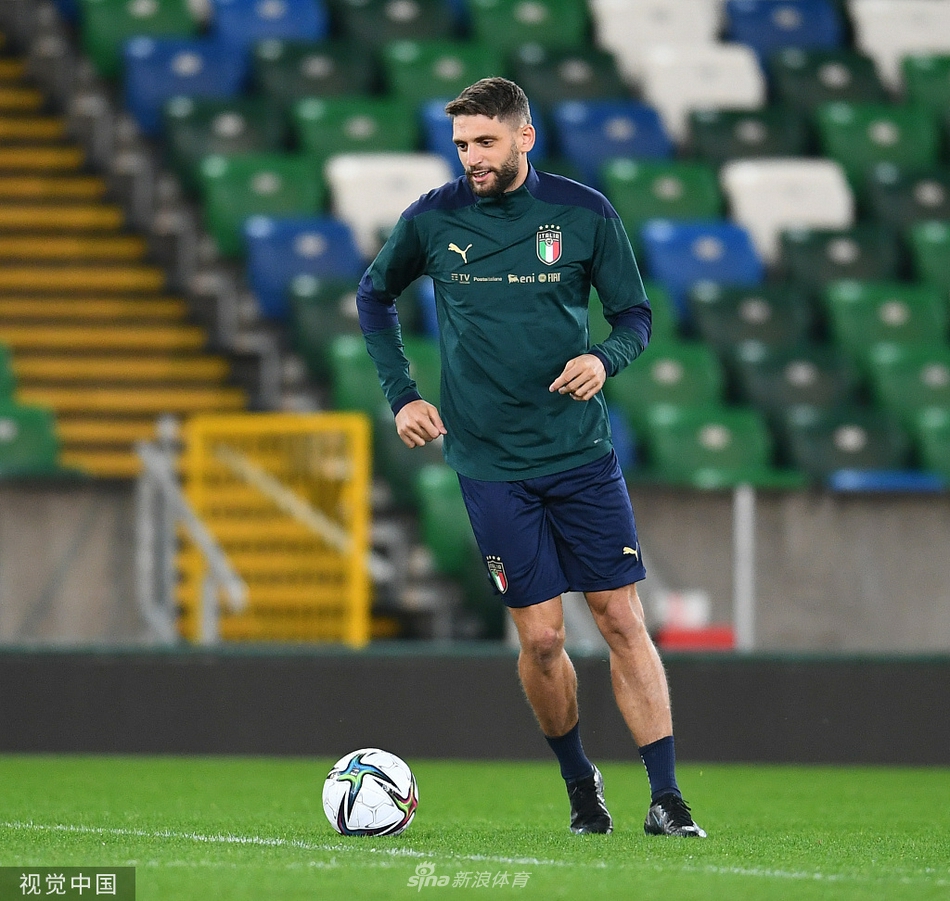 埃莫森完成一次边路传中后，脸上露出自信的微笑，阳光恰好打在他被寒风吹红的脸颊上