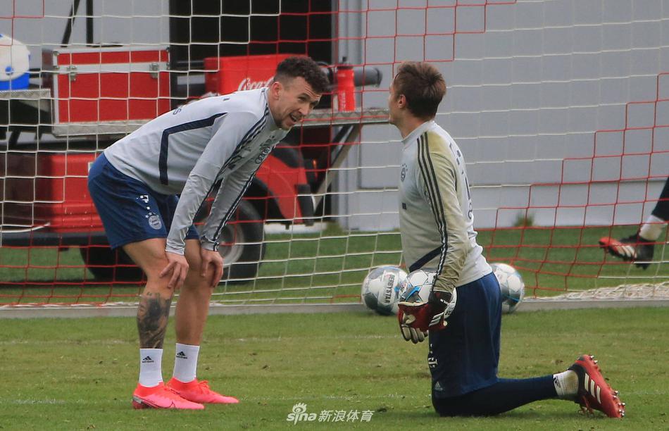 波兰前锋莱万多夫斯基在门前抢点射门，身体舒展，动作一气呵成，展现出顶级射手的本能与杀手本色。