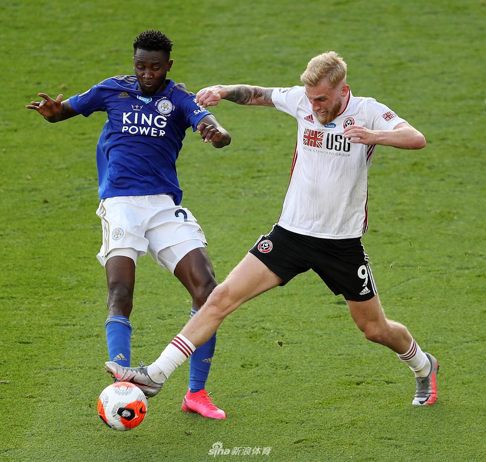 恩迪迪与对方球员伦德斯特拉姆在场上激烈拼抢，两人眼神交汇，肌肉紧绷，充满了力量感的对抗正是这场高强度比赛的真实写照。