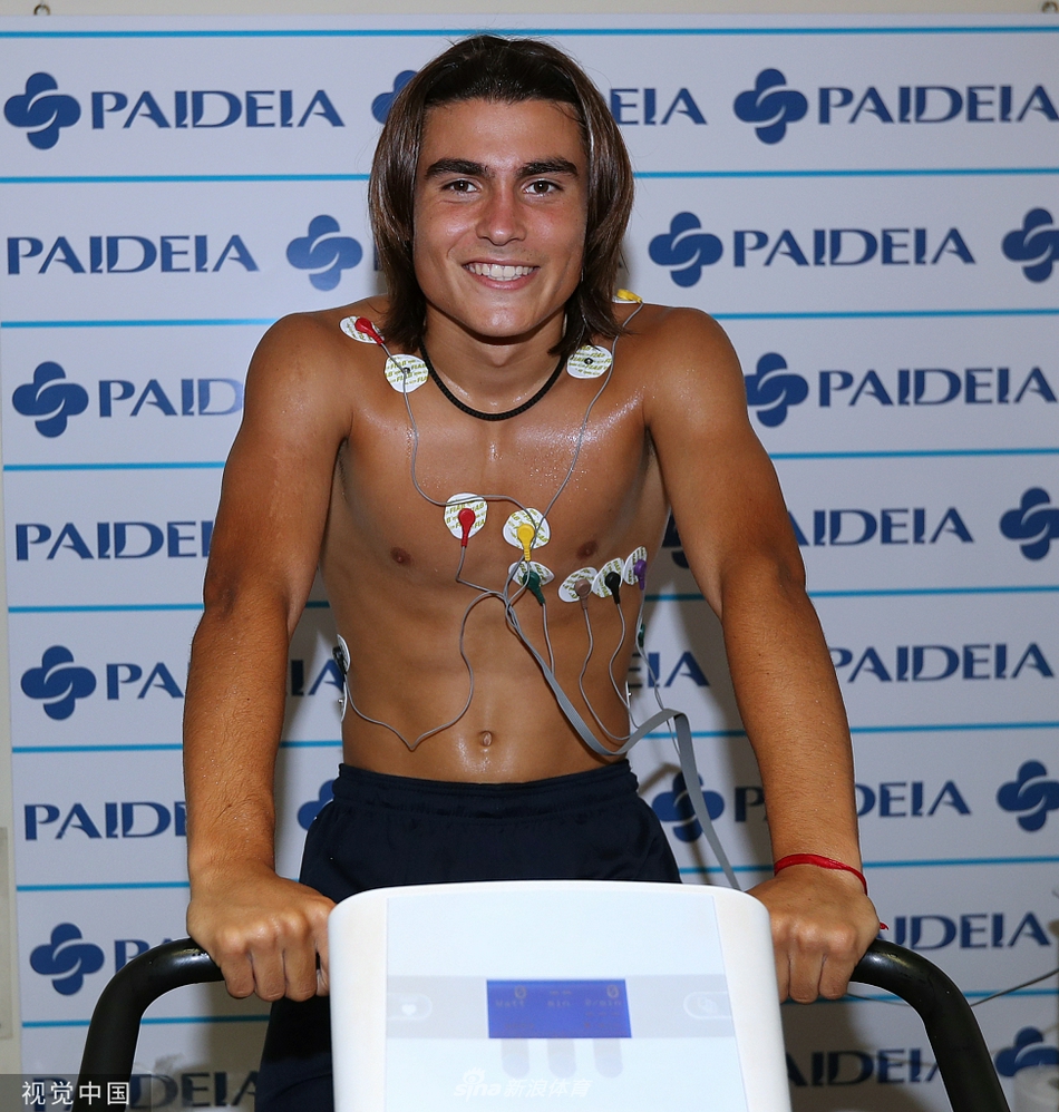 卢卡·罗梅罗在体检间歇，神情专注地望向远方。他身穿的深色服装上，拉齐奥的队徽若隐若现，仿佛在宣告一位新成员正式加入这场蓝色革命。