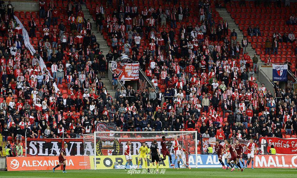 布拉格斯巴达的防守球员如临大敌，高高跃起企图用头球化解对方的传中，双方在空中展开了激烈的身体对抗，比赛的火药味十足。