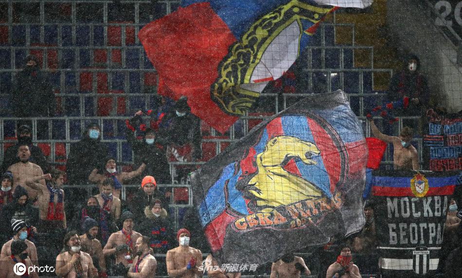 雪花纷飞的看台过道中，一群赤裸上身的球迷搭着肩膀连成一排，他们整齐划一跳跃着，口中唱着嘹亮的战歌。脚下的积雪被踏得飞溅，仿佛要将所有的失落与沮丧都踩在脚下，化作继续战斗的鼓点。