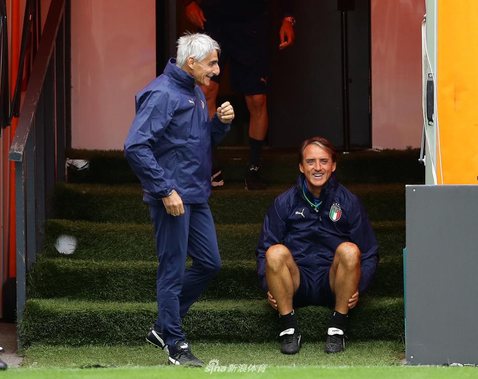 训练场上，因西涅与维拉蒂在一次抢圈游戏中笑逐颜开。两人亲密无间的互动透露出更衣室的融洽氛围，轻快的步伐和脸上的笑容，仿佛在告诉世界，这支意大利队正享受着重塑辉煌的每一刻。