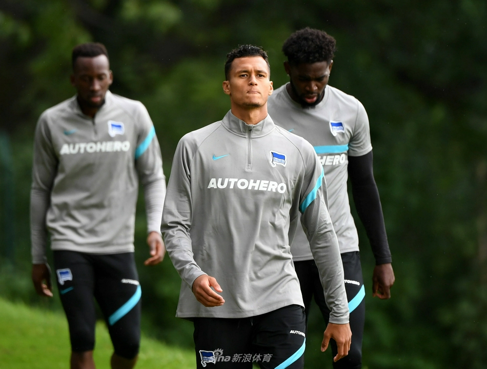 约维蒂奇在训练间隙独自加练任意球，皮球划出一道美妙的弧线直挂死角，展现出夏训的成果