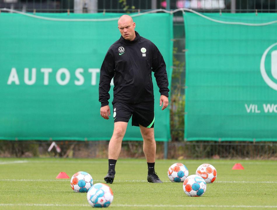 训练场边，范博梅尔神情严肃地对着弟子们面授机宜，他的手势丰富而有力，即便是一个微小的战术细节，他也力求让每一名球员都能心领神会。