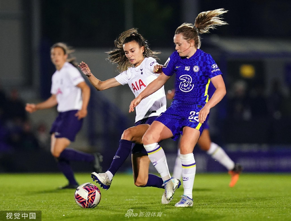 切尔西门将飞身侧扑，单掌将热刺势在必得的远射托出横梁，完成了一次世界级扑救。