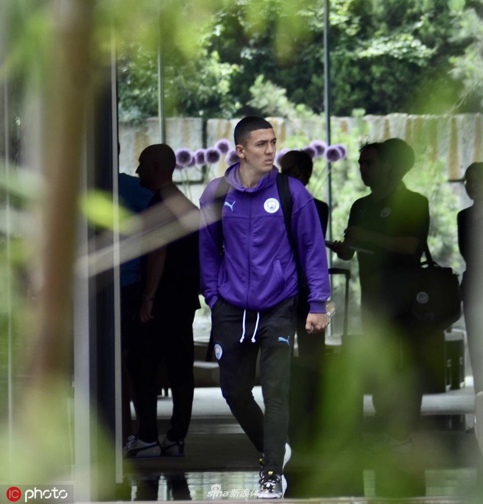 赛后致谢环节，曼城全队手拉手跑向看台，天蓝色球衣汇成一片流动的海洋，将南京的夜晚彻底染成曼城颜色。